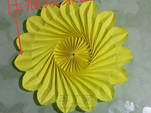 螺旋太阳花的折纸教程