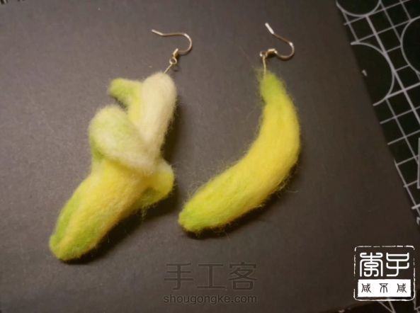 羊毛毡香蕉耳坠