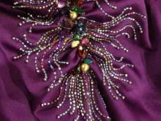 在亚克力钻和串珠的装饰下，绸布衣服会显得很复古、华丽