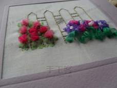 以丝带绣花，更能表现花朵丰富、细腻的色彩，以及天然、浪漫的特点