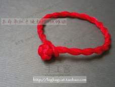这种批发不值钱的本命年红手绳，在小贩那里随处可见。可是再怎么做工简单不值钱，如果是亲手做给某人的，就是有意义的红绳哈。