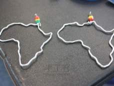 这可不仅仅是指有非洲特色的耳环，而是整个耳环就是非洲大陆的轮廓。你来自哪个洲，你热爱脚下的那片土地吗？