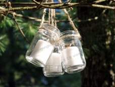 可以挂在户外也可以在屋里的吊罐灯笼，晚上烛光在透明的罐子里摇曳也挺浪漫的。