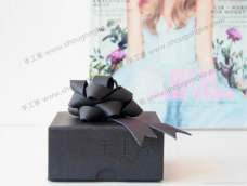 黑色作为最经典的颜色，加上皮革的质感，缀上简约的装饰花朵，首饰盒就显得典雅大方了。