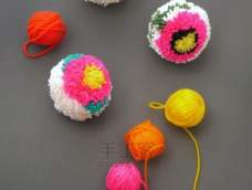 小绒球圆圆的作为随身饰物就很可爱，色彩缤纷的花绒球装饰效果就更好了。