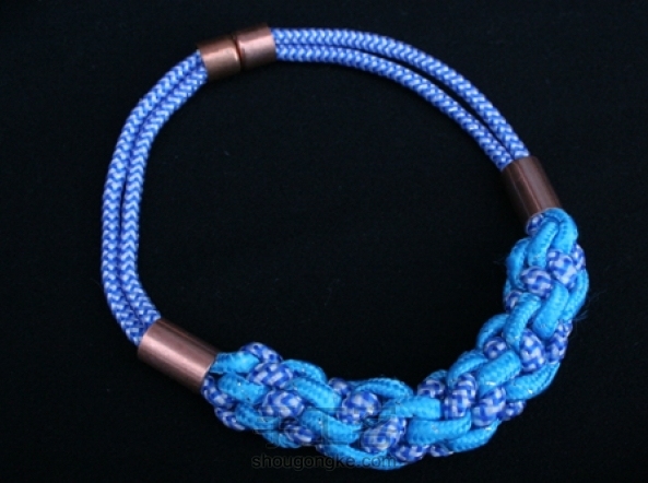 用跳绳做项链：一条时尚的绳制项链的制作过程