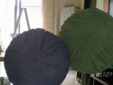 想给电风扇穿件漂亮的衣裳，不至于过完冬脏了难以清洗。所以想到了雨伞，家里雨伞坏掉和不能用的太多了，没地放，扔了实在可惜，重要的是雨伞的面料非常好洗涤哦，主妇们的最爱了。