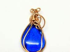 这个宝石蓝吊坠里面的石头可以是玻璃、陶瓷、水晶等，用同样的方法制作吊坠。