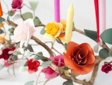 一根树枝，加上折叠的玫瑰花，再加上彩色蜡烛，就能制造出浪漫的氛围了，圣诞节情人节各种节都可以用到，动手做吧。