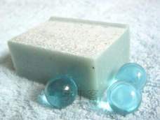 冷制法手工皂受到了越来越多人的喜爱，因为天然的冷制法手工皂原料上多是植物油脂，特别有些皂还有一些易氧化的油脂，而且还含有大量的天然甘油，从而使得手工皂不易保存。