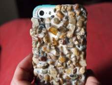 一直觉得小石子五颜六色好漂亮，把它变成你的手机壳天天带着走怎么样！
