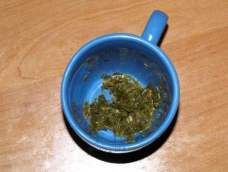 喝过了茶不要把茶叶丢掉，让这些茶叶给你养的植物做肥料。