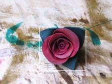 用皮革做一朵玫瑰花，加一段铁丝把它插进花瓶里。