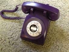 可以给旧的旋转式电话来个大改造。可以选择紫色。