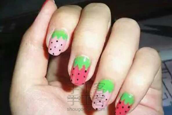 甜美糖果色草莓指甲