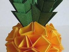 一颗令人垂涎欲滴的大菠萝竟然是折纸的产物，是不是心动了？它的折法并不复杂哦，只要用心按照下面的图解教程学习，你也可以学会哦！