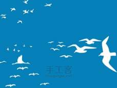 是最常见的海鸟，甚至人们一提起海鸟就会很自然地首先想到海鸥。在海边、海港，在盛产鱼虾的渔场上，成群的海鸥欢腾雀跃，它们有的悠然自得地漂浮在水面上，有的游泳，觅食，有的低空飞翔、有的&amp;hellip;&amp;hellip;偶尔见到两只海鸥突然如离弦之箭，在空中直矢海面，瞬即又腾空而起，互相奋力争夺着一条鱼。一般说，哪里有海鸥，''哪里就会有鱼，船在哪里撒网捕鱼，哪里也就会有海鸥光顾。大诗人李白诗曰：&quot;众鸟集荣柯&quot;，海鸥当然也喜欢群集于食物丰盛的海域。因此，哪里发现有大群海鸥，哪里的水域必然充满着生命。碧海群鱼跃，蓝天鸥鸟飞，使富饶的海洋充满勃勃生机。海鸥，代表了大海，代表了自由，代表了活力与生机！