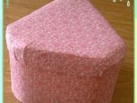 空奶粉罐可用来做小椅子，罐中还可放一些小杂物，可谓一举多得。