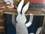 攀爬的复活节兔子