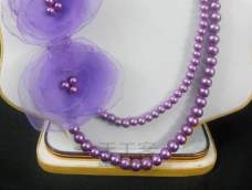 这是一个紫色的花项链！这是相当容易使用的。而且看上去很美。可与外观华丽与此项链搭配礼服。所以可以有一个尝试。