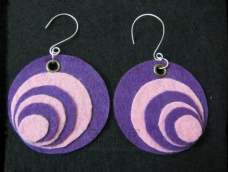 这些耳环的灵感来源是从孔雀羽毛，唯一不同的耳环的是紫色。