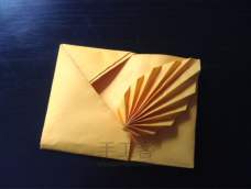 用纸做出一个美美的信封和一个叶子在上面