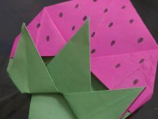 折纸草莓-双面彩纸，加上了黑点