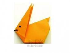 一个很简单可爱的小兔子折纸方法，喜欢动物折纸的朋友一定会很喜欢这个兔子折纸的。只需一张纸你就可以折出一只可爱的小兔子。