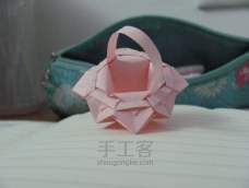 一款十分精美的DIY花篮折纸图解，很温馨实用哦，也是不错的礼物包装题材，不妨学习一下，随时可以用到哦！