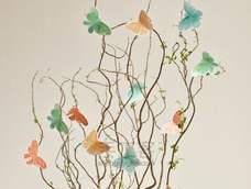 用树枝和纸蝴蝶DIY桌花教程