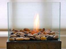 冬天了，家里放一个火炉的话可是不仅提高一两度的气温，更是能让人的心里增添丝丝暖意~这款用玻璃缸做成的火炉使用固体酒精作为燃料，用鹅卵石来传递热量，放在身边还真能起不少作用呢。