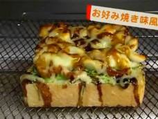 《花的懒人料理》是由日本TBS电视台放送的一部深夜日剧，每一话都有不少于一道的懒人饭登场，对于事物美味的描写、花享用时享受的表情，都让人欲罢不能。这应该是第一集的《肚皮空空》部分——御好烧风味面包食谱！