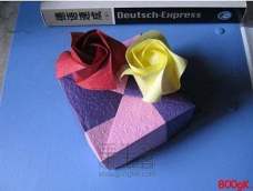这款玫瑰花折纸真的太像了，如果纸的质地好些，简直就跟真的玫瑰没什么区别，折成一束放在家里真的不逊于真玫瑰呢。现在我们来学习这只纸玫瑰花的折法