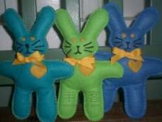 有关兔子的DIY制作是MM们经久不衰的DIY素材，因为兔子无论从真实的形态还是动漫夸张的角度都非常招人喜欢，很有女女性特征，今天手工客教大家一款，简单的丑兔子玩偶布艺DIY方法，亲手做一只手工兔子挂件挂在包包上面，是多么有成就感的一件事情！