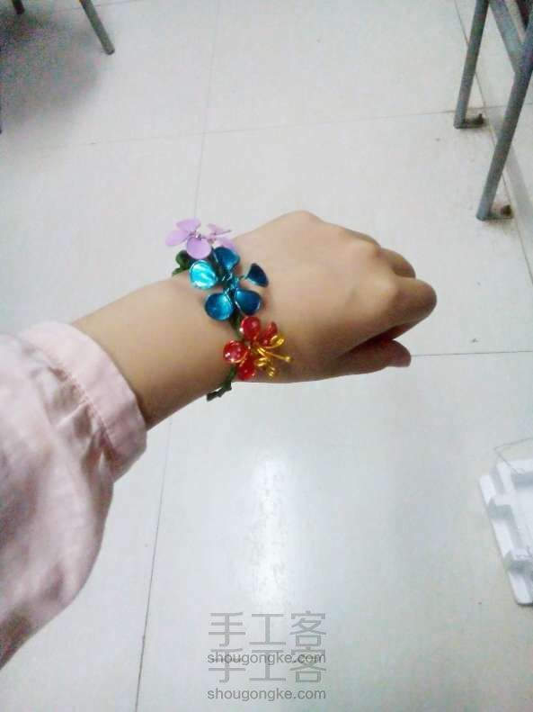 用指甲油铁丝制作手环吧