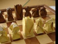 国际象棋的棋子黑白各有16个，一般由木头或塑料制成，也有由石头做的。用石头，水晶和金属制作的较为精美的棋子常用作装饰。下面就教大家用纸折国际象棋的棋子。