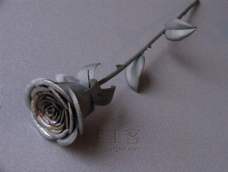 这个不锈钢玫瑰花是由废金属做成的，成本低但是效果不错