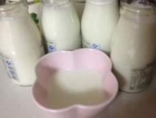 你还在买市售的酸奶吗？你知道里面添加了多少添加剂吗？自己动手做一瓶健康又美味的酸奶，其实一点也不难！为了宝宝和家人的健康，一起动手吧！
