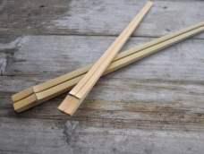 小时候在村里，基本上每家的筷子都是自己做的，身边的材料。简单的制作，自给自足的生活。