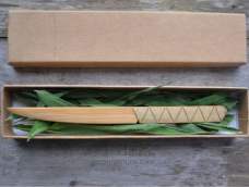 竹子的纹理是竖着长的，可以削的很薄很薄，挺锋利的，适合做刀。