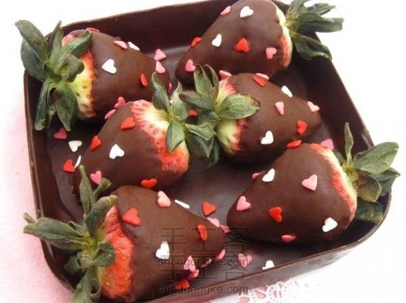 巧克力盘子盛放的巧克力草莓~