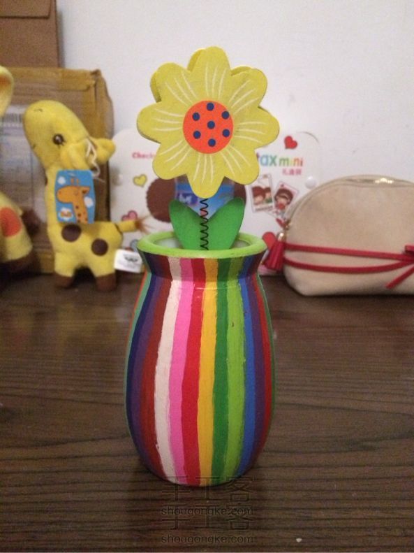 酸奶瓶子变身彩虹花瓶