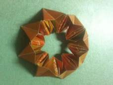 折纸魔法圈可以自由翻转，变化多端。