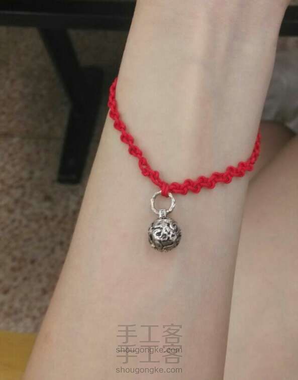 来一发~简单的红绳脚链~十几分钟就可以编好啦!~