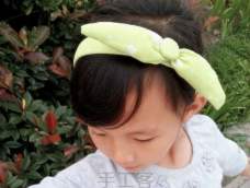 糖果色的发卡最适合这个夏天啦，用家里剩下的布料给宝贝儿做个发卡吧。