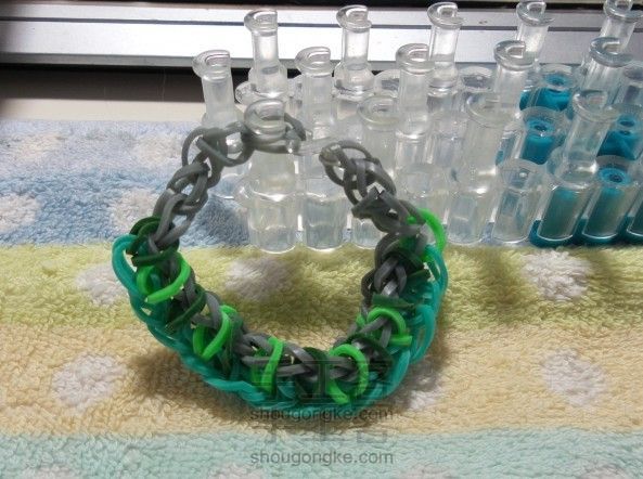 彩色皮筋编织的手链 彩虹织机