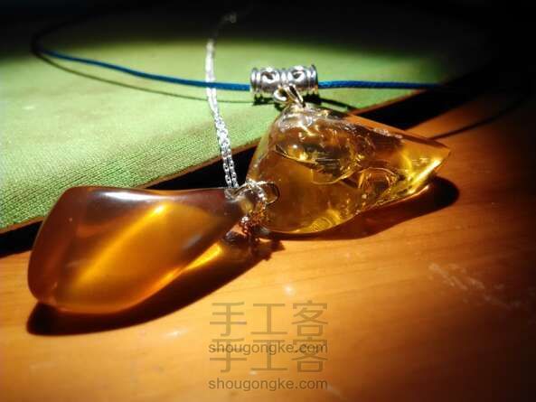 琥珀,从粗旷到美丽。手工制作
