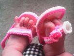 简单的钩针编织可爱宝宝凉鞋……