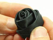 这款是用针线完成的玫瑰花，比较简单啦