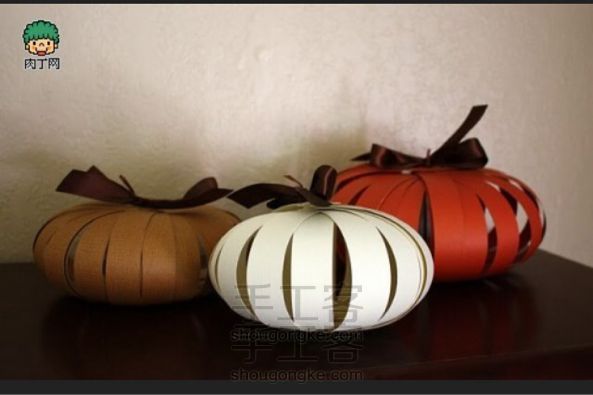 用彩条卡纸手工制作南瓜DIY
